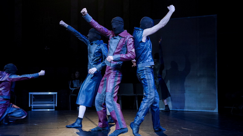 Im Tanzstück "Jawoll!" des Gerhart-Hauptmann-Theaters im Kulturforum Görlitzer Synagoge kommt es zu martialischen Aufmärschen.