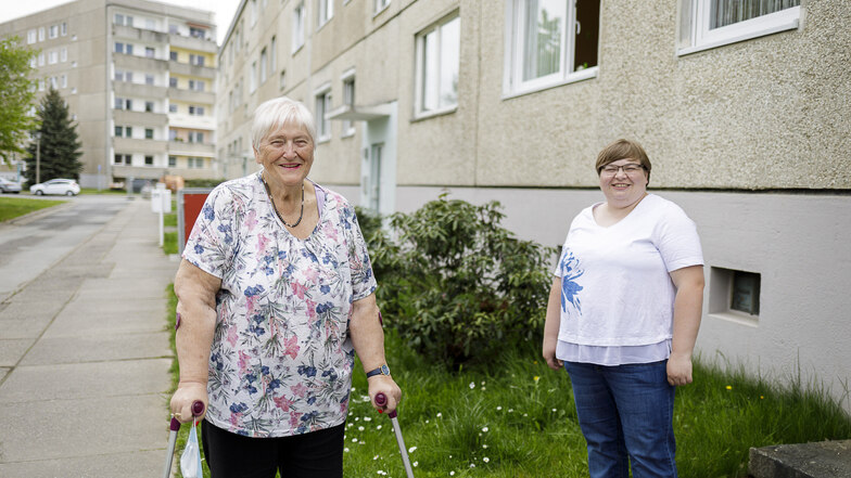 Karin Mohr (links) und ihr "Engel" Nicole Scheibe. Die jüngere Görlitzerin hilft der älteren.