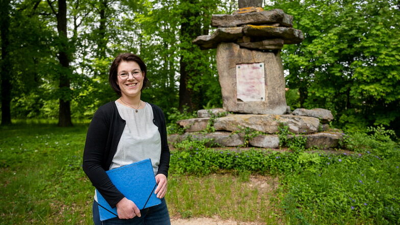 Anemone Müller-Großmann äußert sich nicht nur zum aktuellen Görlitzer Kunststreit, sondern ist auch die neue Vorsitzende des Heimatvereins Königshain. Im Hintergrund ist das Schachmann-Denkmal zu sehen.