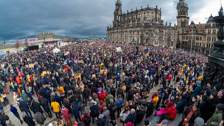 Rund 30.000 Menschen - laut Veranstalterangaben - kamen zur Demonstration auf den Theaterplatz in Dresden.