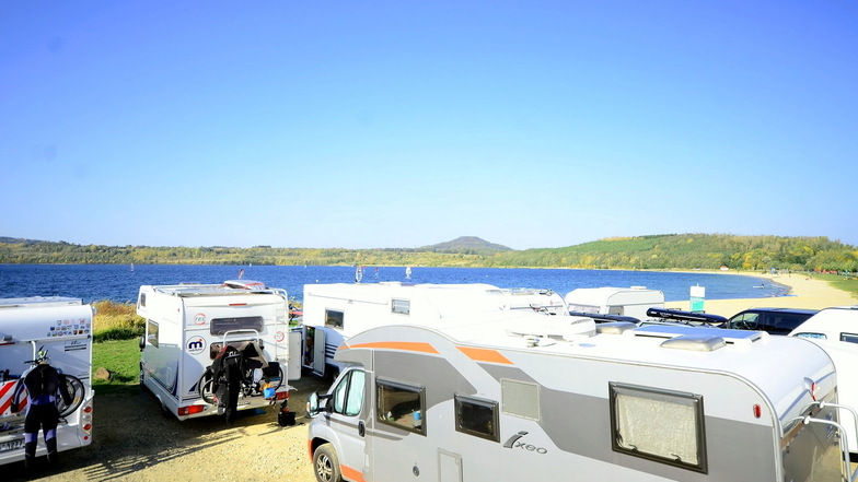 Am Berzdorfer See stehen die Camper mit ihren Wohnmobilen an heißen Sommertagen inzwischen dicht gedrängt.