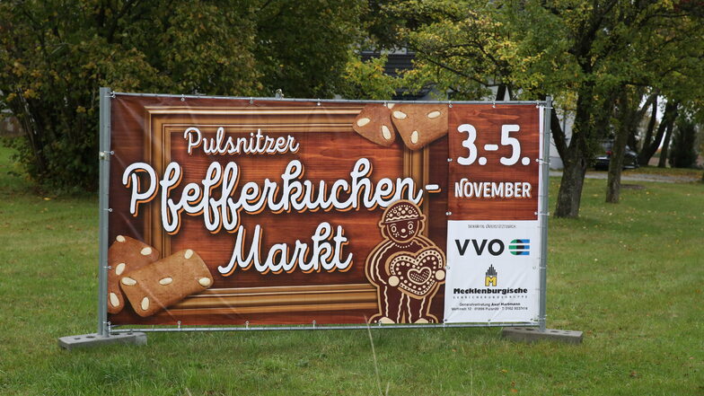 Große Plakate an den Ortseingängen von Pulsnitz weisen auf den Pfefferkuchenmarkt hin.