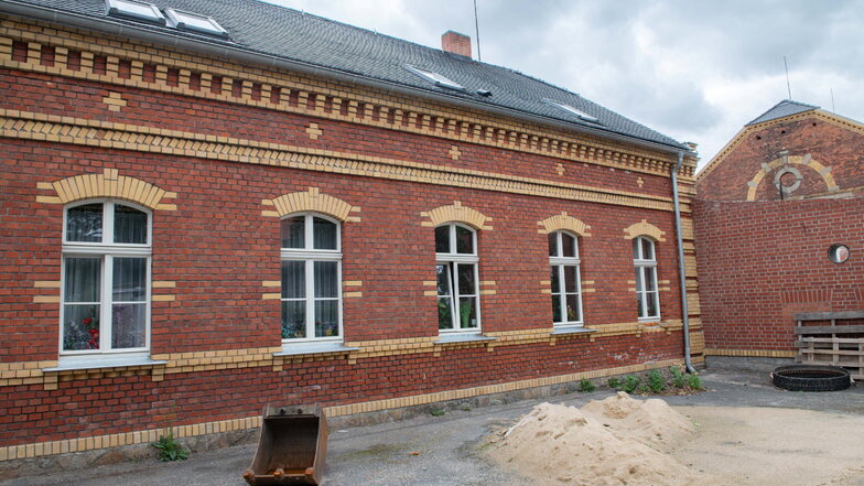 Ansicht des Nebengebäudes, ebenfalls in Klinkeroptik, wo früher Roßarzt und Gutsverwalter wohnten.