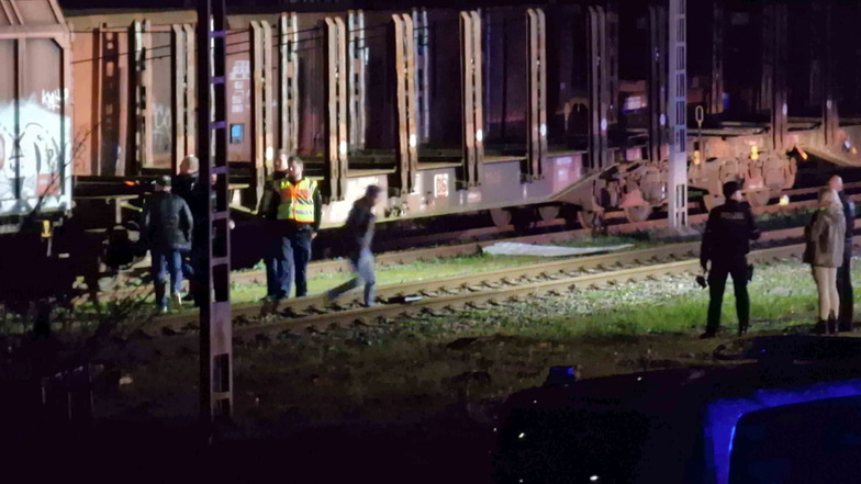 Ein 13-Jähriger ist auf einen Waggon an dem Güterbahnhof in Schwerte geklettert und durch einen Stromschlag tödlich verletzt worden.