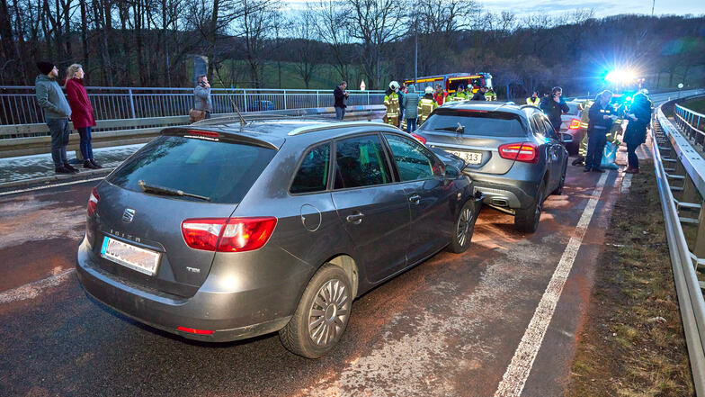 Auf der B6 nahe Rossendorf sind am Sonntagnachmittag bei zwei Unfällen fünf Autos zusammengestoßen.
