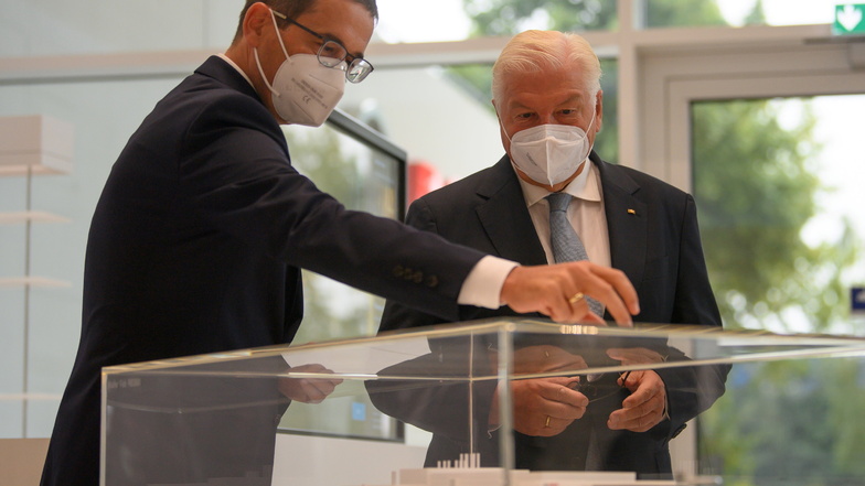 Bundespräsident Frank-Walter Steinmeier (rechts) lässt sich von Bosch-Werkleiter Christian Koitzsch am Modell den Aufbau des neuen Halbleiterwerks von Bosch erklären. Details folgten mit bewegten Großfotos an der Wand.