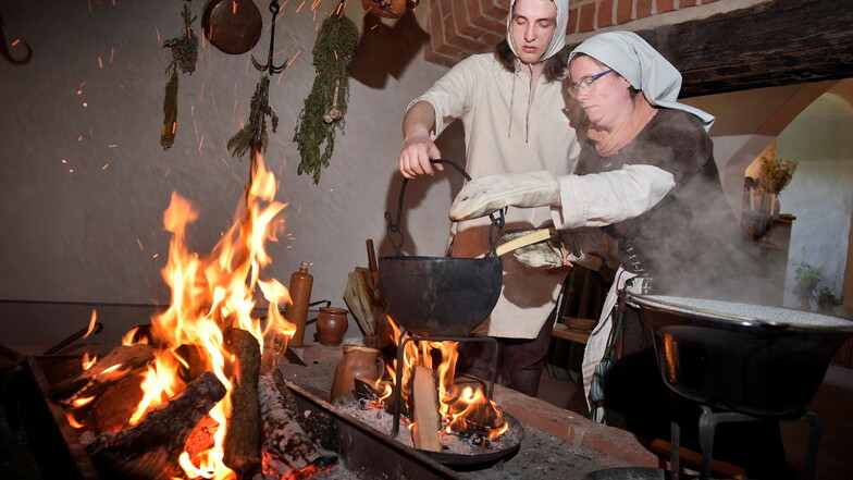 Ab Sonntag wird der mittelalterliche Burgalltag wieder lebendig. Dann ist die Schwarzküche jeden Tag in Betrieb.