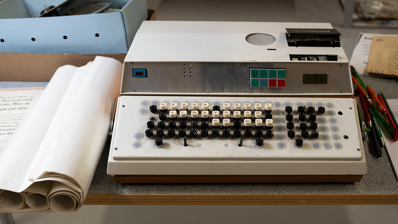 Na, wissen Sie (noch) was das für ein Gerät ist? Besuchen Sie die Archiv-Ausstellung im Haus der Presse und tauchen Sie ein in längst vergangene Zeiten der (mobilen) Kommunikation und Drucktechnik.