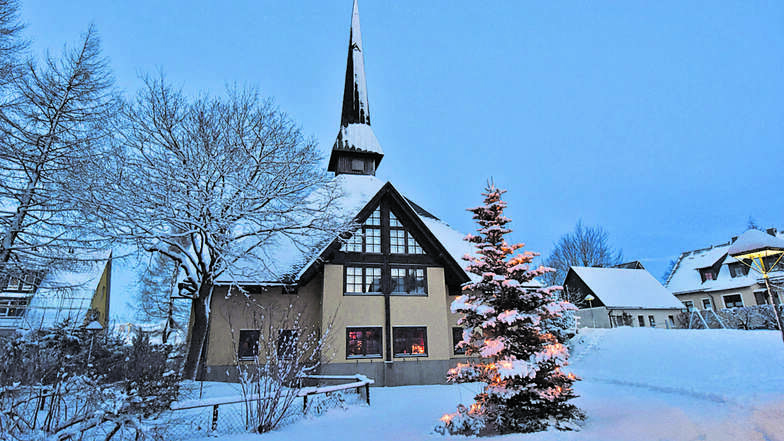 Blaue Stunde an der Altenberger Kirche, seit 2017 Wohn- und Arbeitsort von Pfarrer David Keller. Er betreut etwa 570 Gemeindeglieder.