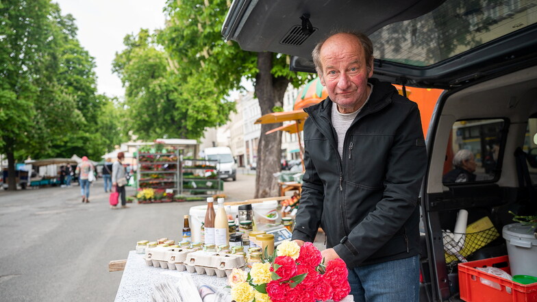 Lothar Franke verkauft jetzt auf der anderen Seite des Wochenmarktes in Görlitz Eier und Spreewalderzeugnisse - und auch weiterhin Blumen.
