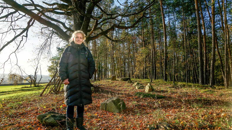 Das Foto aus dem Vorjahr zeigt Archäologin Gabriela Manschus am prähistorisches Gräberfeld am Schafberg in Niederkaina. Das Feld weist etwa 2.000 Bestattungen auf. Es spielt jetzt in einem Online-Vortrag des Kamenzer Westlausitz-Museums eine Rolle.