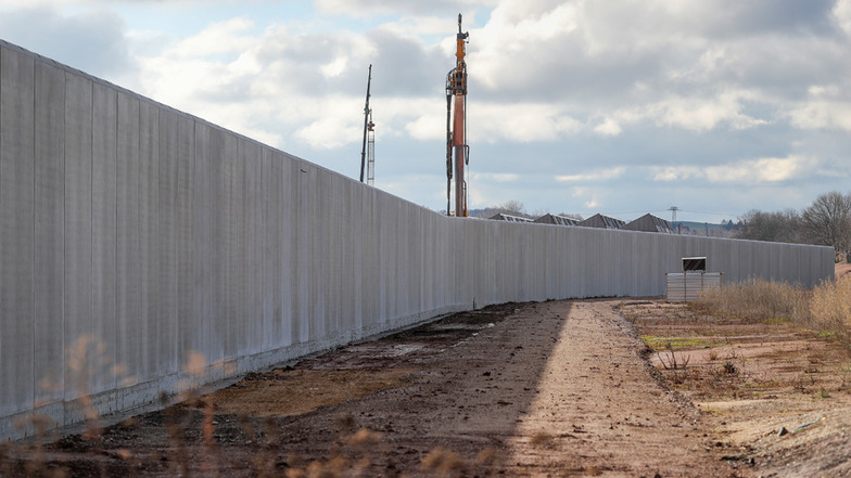 Eine sechs Meter hohe Betonmauer umschließt das Gelände für das künftige Zwei-Länder-Gefängnis in Zwickau-Marienthal.