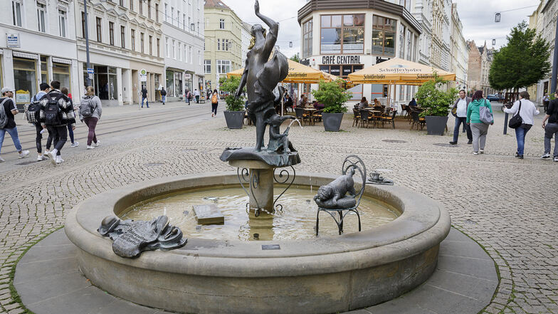Ende der Schaumparty: Dienstagmittag war wieder frisches Wasser im Brunnen auf der Berliner Straße.