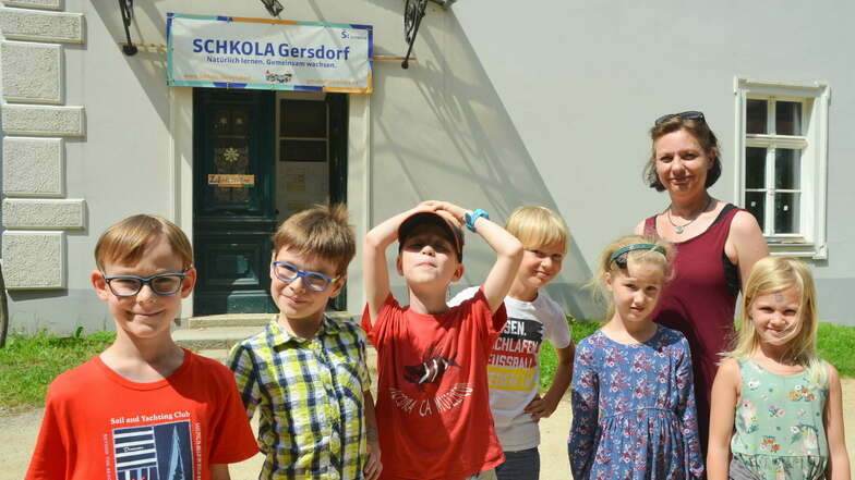 Schkola-Kinder mit Lernbegleiterin Conny Lehnert