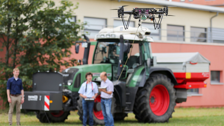 Drohne an Traktor: Die Übertragung von Bilddaten gehört zu den Techniken, die auf dem sächsischen Testfeld weiter verbessert werden sollen.