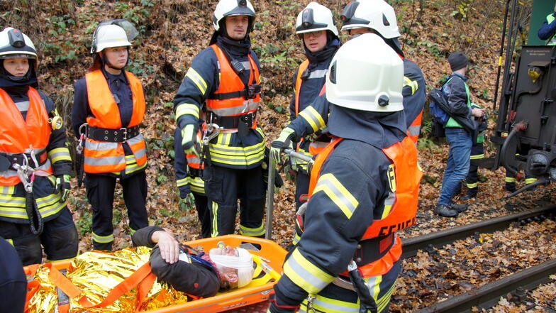 Auf der Strecke der Weißeritztalbahn wurde am Samstag der Notfall geübt: Der Zug war mit mehr als 30 Statisten besetzt, die die Verletzten mimten.