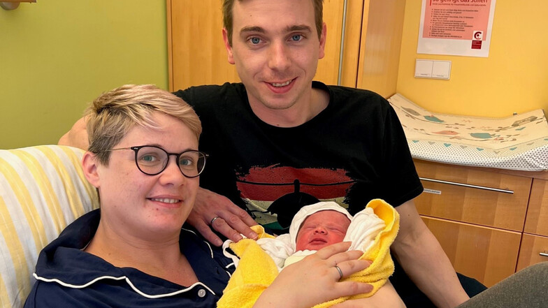 Clara-Louise kam am 22. Februar 2022, um 08.08 Uhr am Uniklinikum Dresden zur Welt.Die Eltern Christin und Stefanfreuen sich sehr über das Datum.