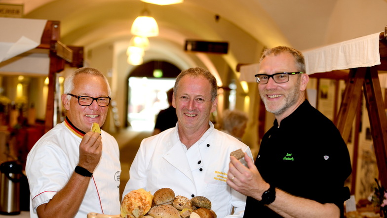 Bei der Brotprüfung im Zittauer Salzhaus: Gottfried Paul, Obermeister der Bäckerinnung (m.), Michael Isensee und Rene Silberbusch (l.).