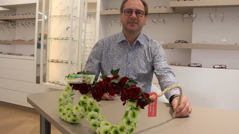 Zum Einzug in sein neues Geschäft an der Reichenstraße 29 erhielt Rüdiger Lenz von seiner Nachbarin Manuela Eckert eine riesige Blumenbrille geschenkt.