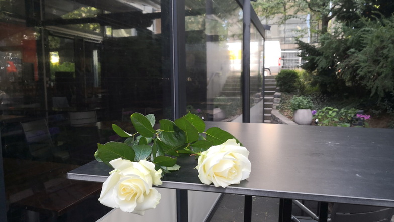 1Zwei Rosen liegen vor einem Lokal in Stuttgart. Die Polizei fand in dem Gebäude am Montag zwei Leichen. Nach Angaben der Ermittler gibt es keine Hinweise, dass eine dritte Person an der Tat beteiligt war.