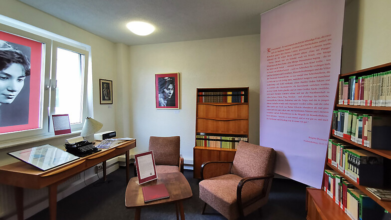 In der Brigitte-Reimann-Bibliothek gibt es einen zeitgenössisch eingerichteten Raum, der an sie erinnert.