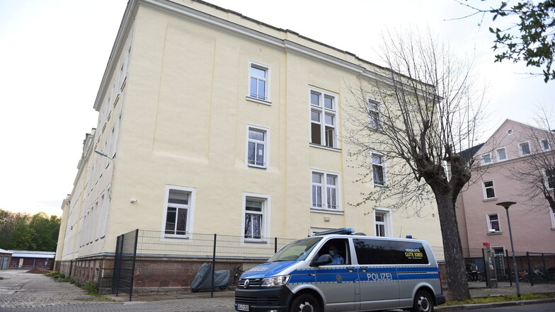 Vor dem Döbelner Asylbewerberheim kam es am Montagabend zu einem Polizeieinsatz. Zur Hilfe kam auch der Rettungsdienst.