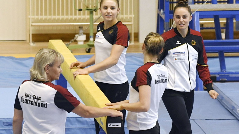 Bundestrainerin Ulla Koch (l) trainiert mit Emilie Petz, Elisabeth Seitz und Pauline Schäfer, Mitglieder des deutschen Turn-Teams, am Schwebebalken für die Olympischen Spiele in Tokio.