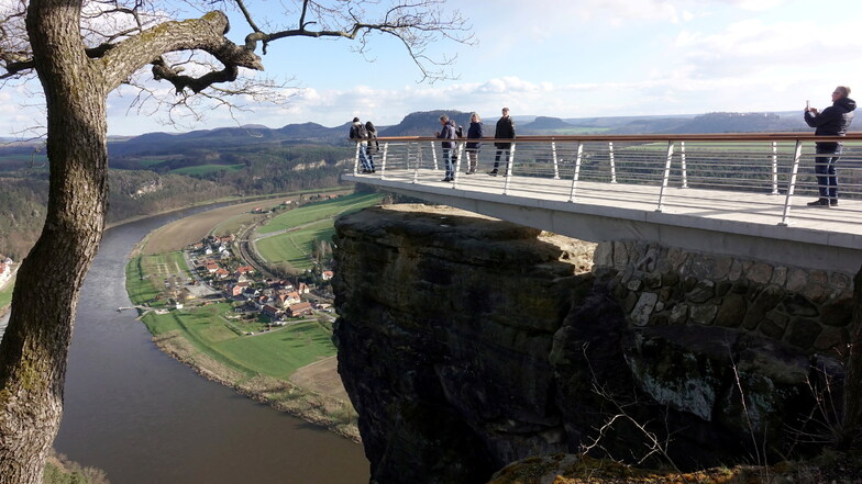 190 Meter über der Elbe und ein paar Zentimeter über dem Felsen: So schwebt die neue Aussichtsplattform an der Bastei, die im Februar nach fast sieben Jahren Bauzeit eröffnet wurde.
