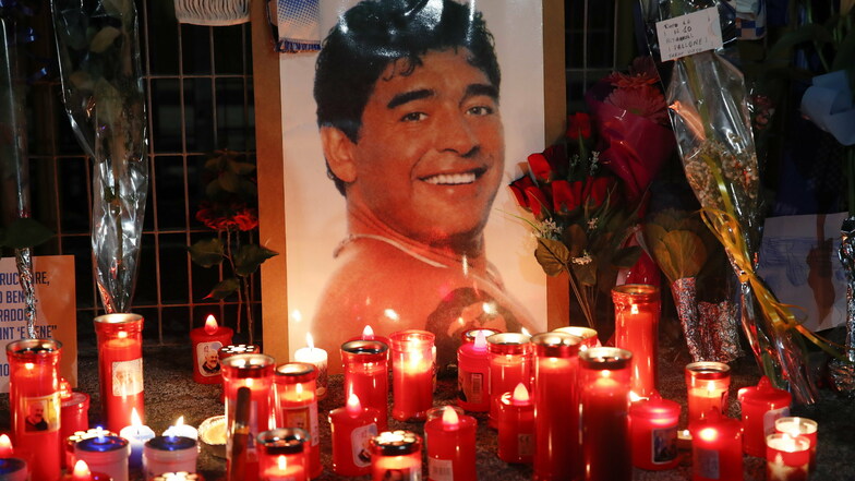 Kerzen und Blumen liegen vor dem San-Paolo-Stadion zum Gedenken an Diego Maradona.