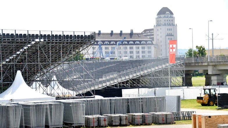 Am Rande des Festgeländes stehen hunderte Gitter und Platten, die bis zu den Rammstein-Konzerten noch verbaut werden.