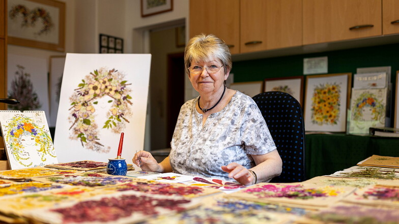 Angela Straßberger gestaltet in ihrem Arbeitszimmer in Rabenau prachtvolle Blütenbilder, die auf bedeutenden Events gezeigt werden.