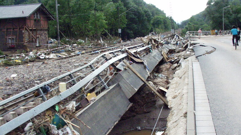 Als das Wasser verschwunden war, wurden entlang der Weißeritz enorme Schäden sichtbar.