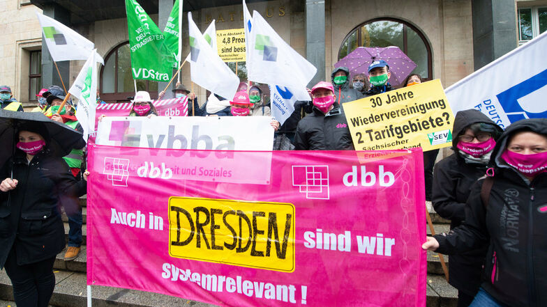 Vor dem Dresdner Rathaus haben am Mittwochnachmittag unter anderem Erzieher demonstriert.