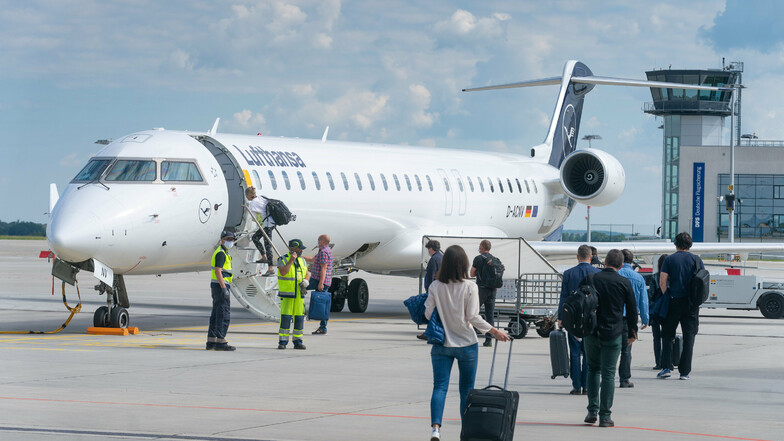 Eine Lufthansa-Maschine auf dem Dresdner Flughafen: die Airline droht nun damit, Tausende Stellen zu streichen.