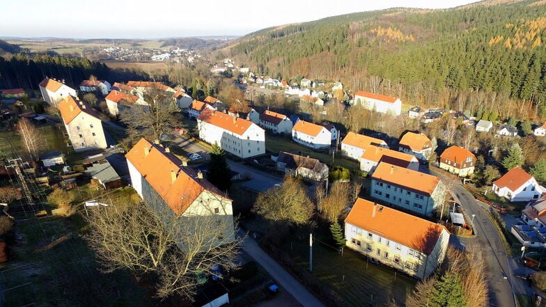 Die Mehrfamilienhäuser hier in Schmiedeberg-Naundorf gehören der Stadt und der Wohnungsgenossenschaft Schmiedeberg. Die Stadt hat Probleme mit ihren Immobilien.