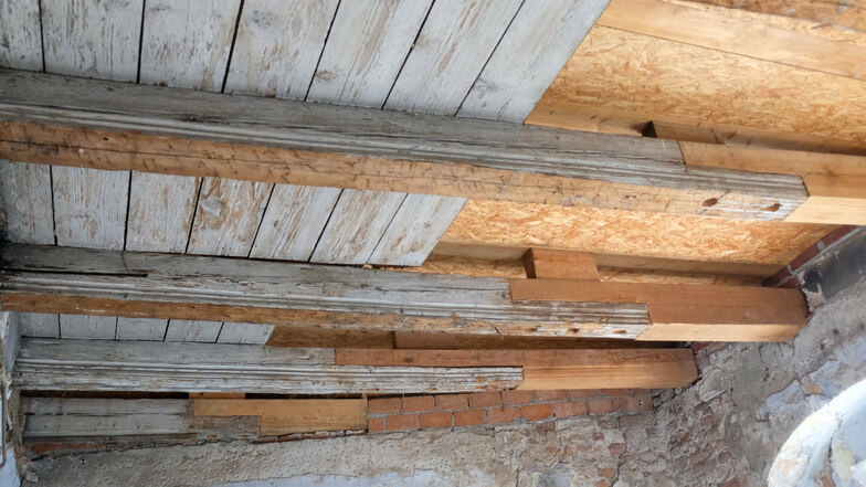Die Holzbalkendecke über dem zweiten Obergeschoss soll im Zuge der anstehenden Bauarbeiten wieder geschlossen werden.