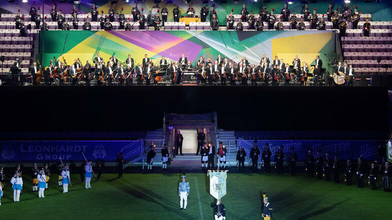 Musiker der Sächsischen Staatskapelle sowie Musiker des Landesbergmusikkorps Sachsen auf der Festveranstaltung im Erzgebirgsstadion. Der Großteil der Sitze blieb gemäß den Corona-Bestimmungen leer.