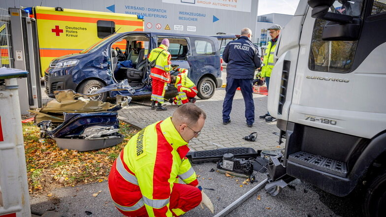 Unfallstelle in Pirna an der Fabrikstraße: Experten der Unfallforschung untersuchen die Fahrzeuge.