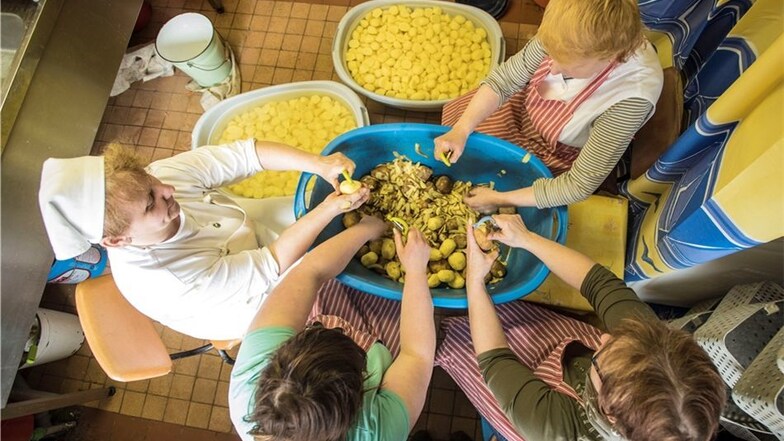 Hier werden noch täglich 175 Kilogramm Kartoffeln geschält: Sabine Srocka, Cindy Ebischbach, Angela Stephan und Diana Mensch-ner packen zusammen an.