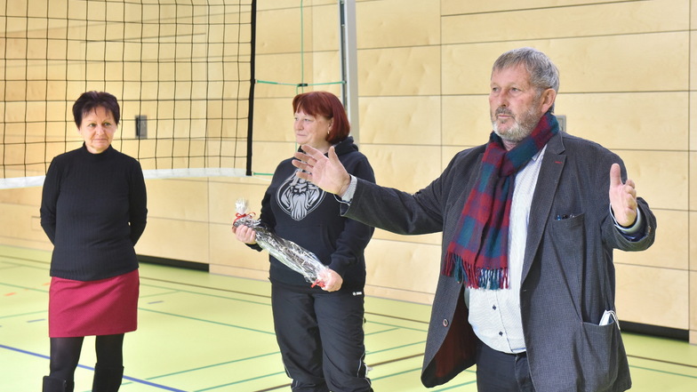 Gemeinsam ein Ziel erreicht haben hier bei der Eröffnung der neuen Turnhalle in Schmiedeberg v.l. Schulleiterin Katrin Jungnickel, Oberbürgermeisterin Kerstin Körner und der SG-Stahl-Vorsitzende Andreas Mannschatz.