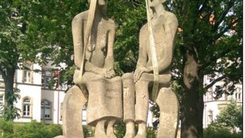 Die Skulptur „Altes Paar“ wurde jetzt  vom Sockel gehoben. Seit 1974 stand sie am Friedrich-Engels-Platz in Bautzen, jetzt wird sie restauriert.