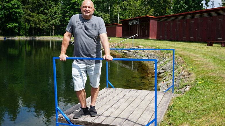 Petr Švarc kümmert sich seit 13 Jahren um das Naturbad in Mikulášovice (Nixdorf) und sorgt für Getränke und Imbiss.