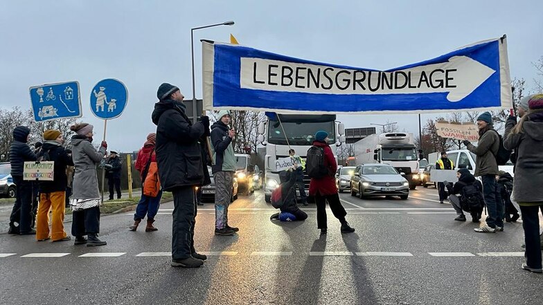 Erstmals blockieren Klima-Demonstranten eine stark befahrene Kreuzung am Elbepark.