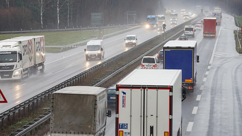 Ein alltägliches Bild von der A4: Stoßstange reiht sich an Stoßstange. Sachsen will die Autobahn zwischen Nossen und Bautzen unbedingt ausbauen.
