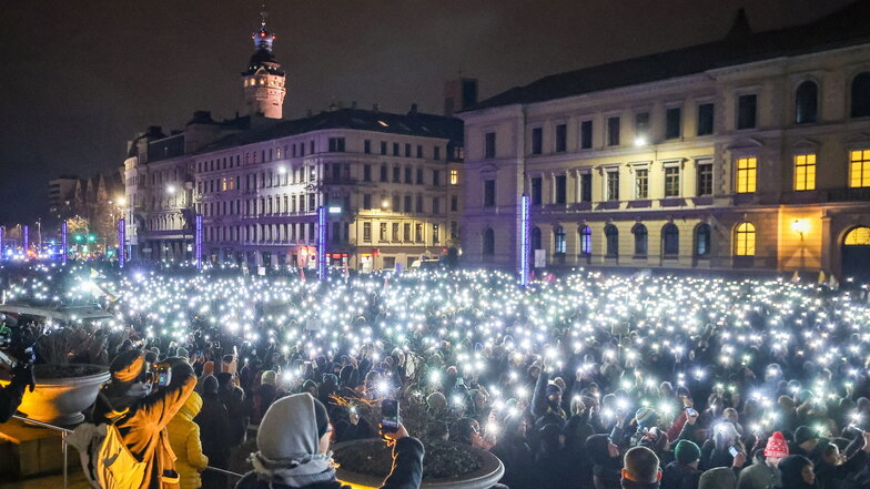 Zahlreiche Teilnehmer leuchten bei einer Anti-AfD-Demo am Montagabend in Leipzig mit den Taschenlampen ihrer Handys.