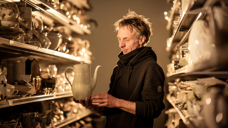 Das Lager der Leuchtenburg birgt für Gunnar Jakobson täglich neue Überraschungen. Der Burgwart und Keramikkünstler sortiert einen Schatz.