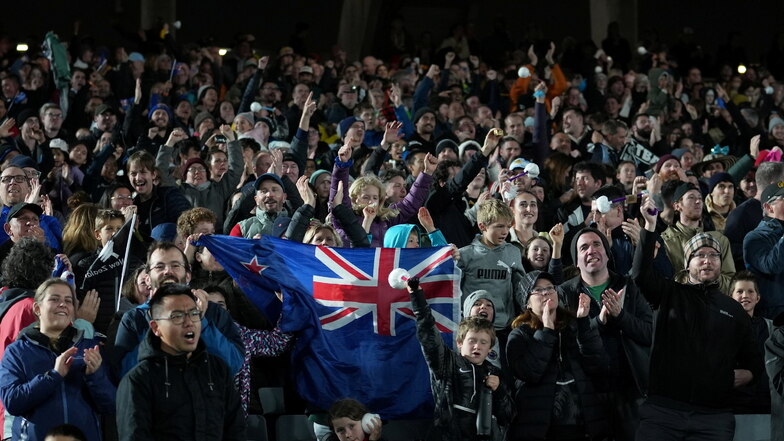 Neuseeländsische Fans feiern das erste Tor ihres Teams.