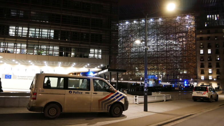 Polizeiautos stehen in der Nähe einer Metrostation vor dem EU-Hauptquartier.