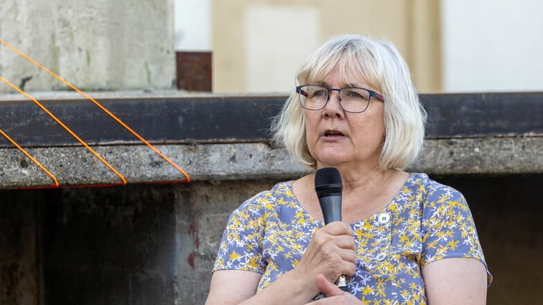 Riesas Bauamtsleiterin Ina Nicolai (hier bei einer Podiumsdiskussion während des Kunstfestivals "Ibug" in Riesa Anfang September).