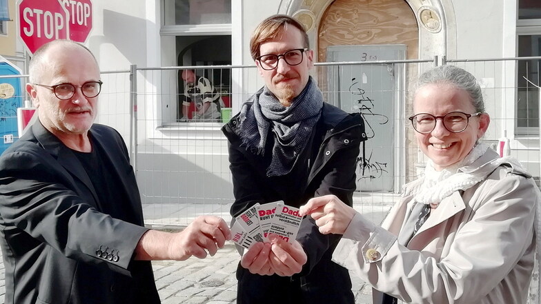 Sieht aus wie eine Skatrunde, geht aber um Kunst: Der Kamenzer OB Roland Dantz, Kurator Johannes Schwab und Museumsleiterin Dr. Sylke Kaufmann (v.l.) halten ein Kartenspiel zur Dada-Kunst in den Händen. Die soll in die alte Posthalterei einziehen.